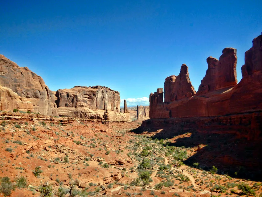 Park Avenue, a canyon of vertical sandstone fins, the first stop past the park entrance.